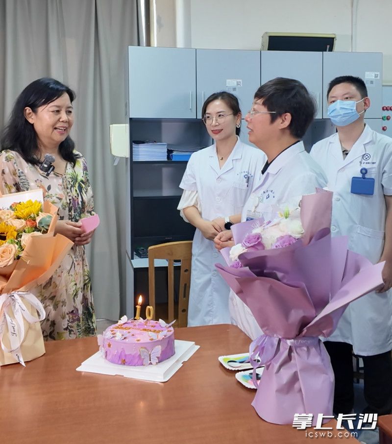 8月19日医师节当天，62岁的尹女士来到中南大学湘雅三医院血液内科，感谢曾经救治过她的医护人员。