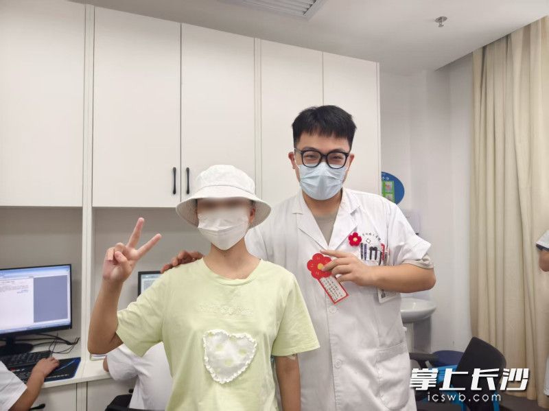有患者及家属直接把小红花和祝福卡送进医生办公室。