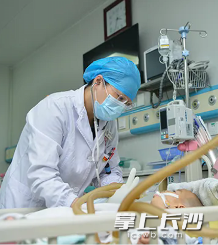 每一次危重症救治,曾赛珍都坚守在一线。 均为长沙晚报通讯员张维夏、吴心怡供图 每一次危重症救治,曾赛珍都坚守在一线。 均为长沙晚报通讯员张维夏、吴心怡供图
