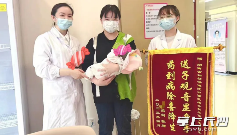 患者抱着新生宝宝来到医院给梁惠珍道谢。