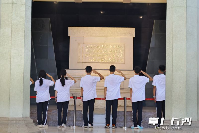 瞻仰湖南革命烈士纪念塔时，高一新生向烈士敬礼。