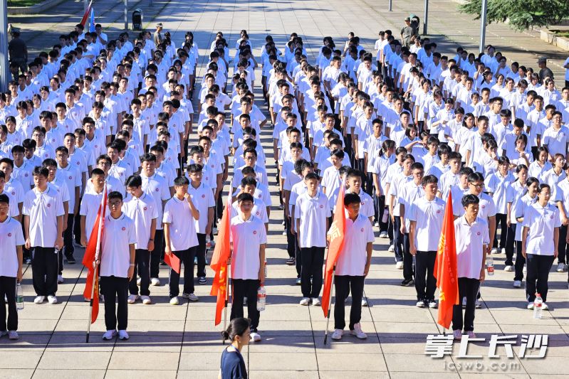 长沙市一中广雅中学高一新生列队整齐，在烈士塔前举行庄严纪念活动。 均为长沙晚报通讯员傅小霞摄