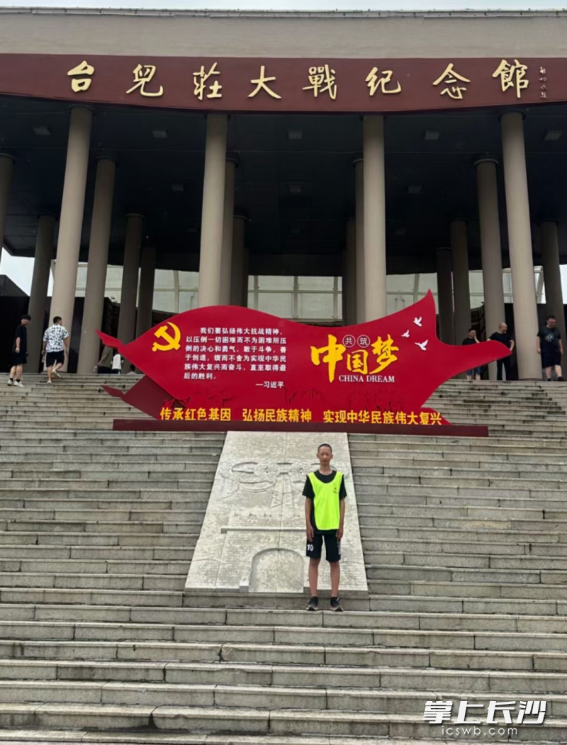 旅途中，黄健坤经过台儿庄战史陈列馆，重温红色故事。均为受访者供图