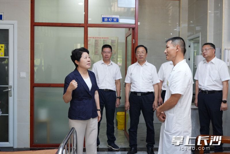 8月19日，省委常委、市委书记吴桂英深入医疗机构看望慰问医务人员，调研“三医”联动、医药卫生体制改革及公立医院高质量发展工作，走进湖南湘江新区雷锋街道真人桥村卫生室。