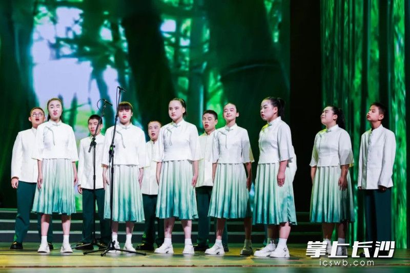 声乐节目《一根竹竿》由视障孩子们倾情演绎。