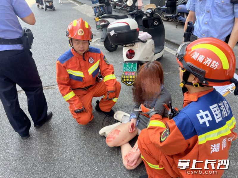 消防员成功救下轻生女子。 长沙晚报通讯员 谢梦嘉 摄