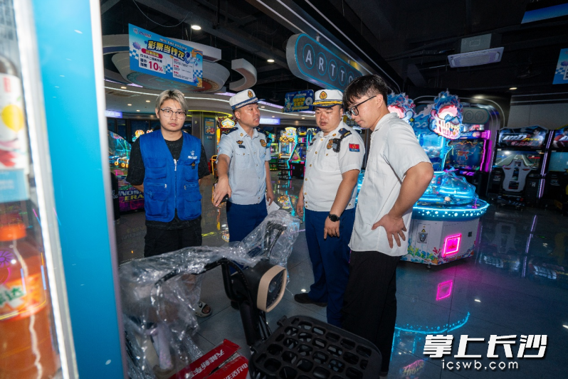 防火监督员正在夜查。 长沙晚报通讯员 张佳欣 摄