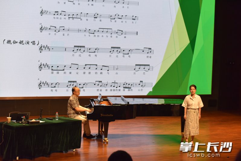胡廷江教授现场指导演唱者。