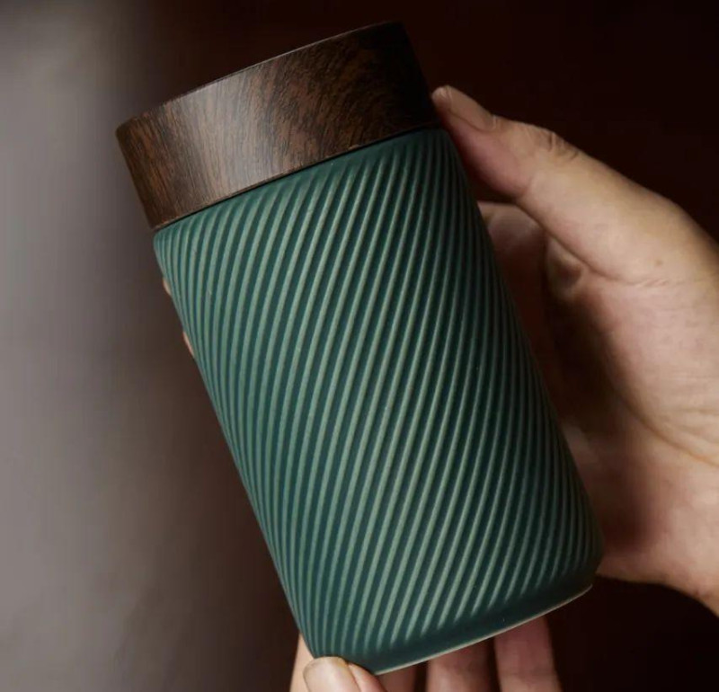 杯身覆盖柔软硅胶保护层的陶瓷肤感杯。 杯身覆盖柔软硅胶保护层的陶瓷肤感杯。