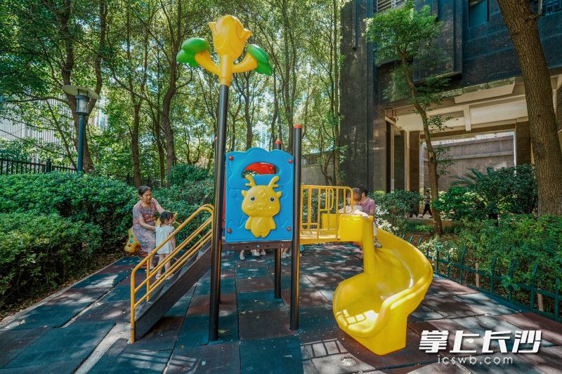 孩子们在小区的游乐设施玩耍。