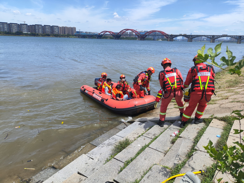 消防员成功营救出两名被困钓友。 长沙晚报通讯员 龙伟杰 摄 消防员成功营救出两名被困钓友。 长沙晚报通讯员 龙伟杰 摄
