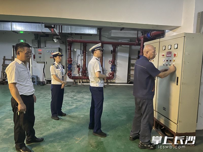 消防监督员正在进行检查。 长沙晚报通讯员 龙伟杰 摄 消防监督员正在进行检查。 长沙晚报通讯员 龙伟杰 摄