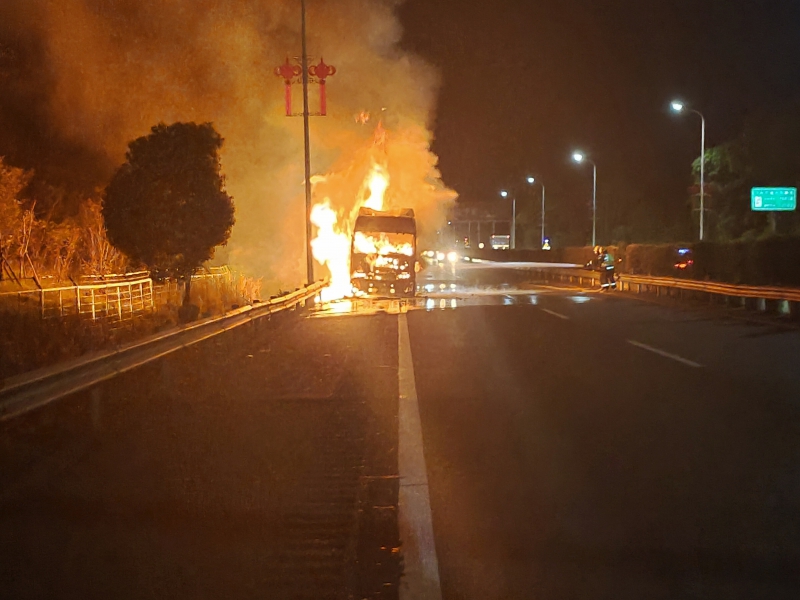 半挂货车被大火吞噬，消防员正紧急扑救。　长沙晚报通讯员　王磊　摄