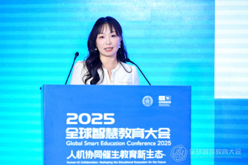 在平行会议中，长沙市有6位书记、校长进行了分享。此为其中之一代表砂子塘小学校长张添。