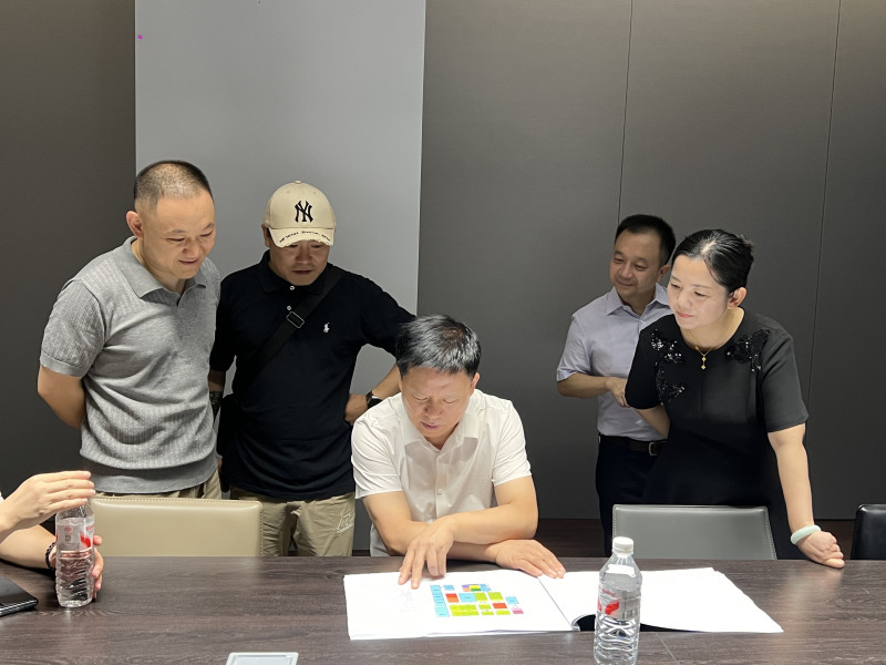 8月21日，湖南省委宣传部副部长、省广播电视局党组书记、局长贺辉一行深入三湘南湖大市场建材城“拾意·微短剧梦工厂影视基地”。均为通讯员供图
