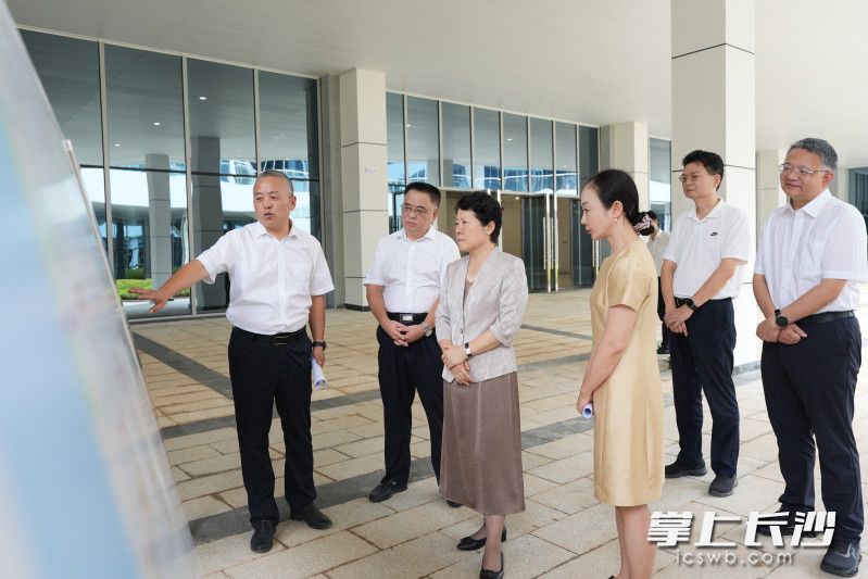 8月21日，省委常委、市委书记吴桂英调研深化文化体制机制改革工作，来到长沙市工人文化宫（一宫）。