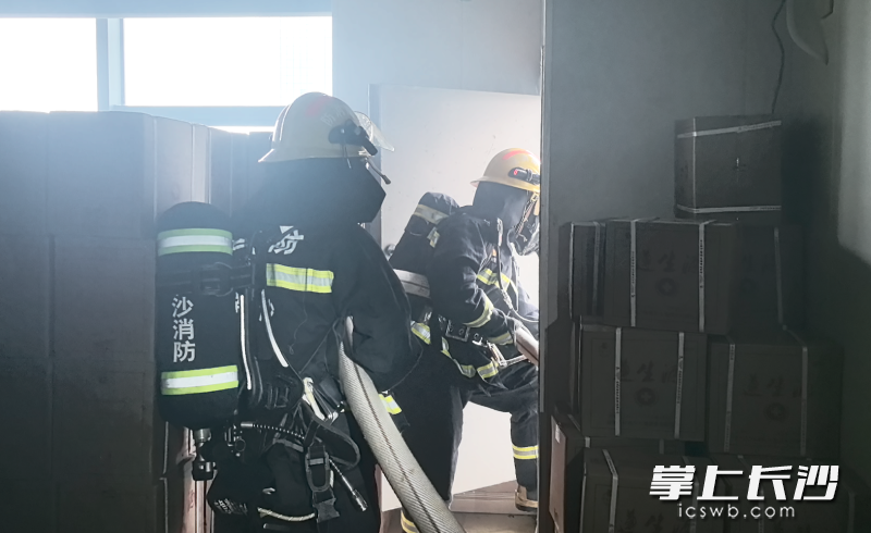 消防员正在灭火。 均为长沙晚报通讯员 胡旭 摄