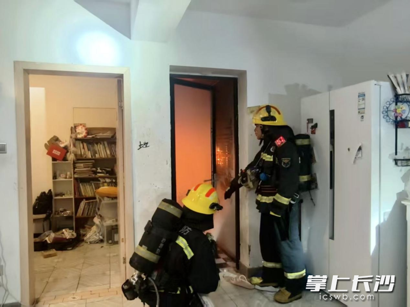 消防员正在扑灭火灾。 长沙晚报通讯员 谢梦嘉 摄