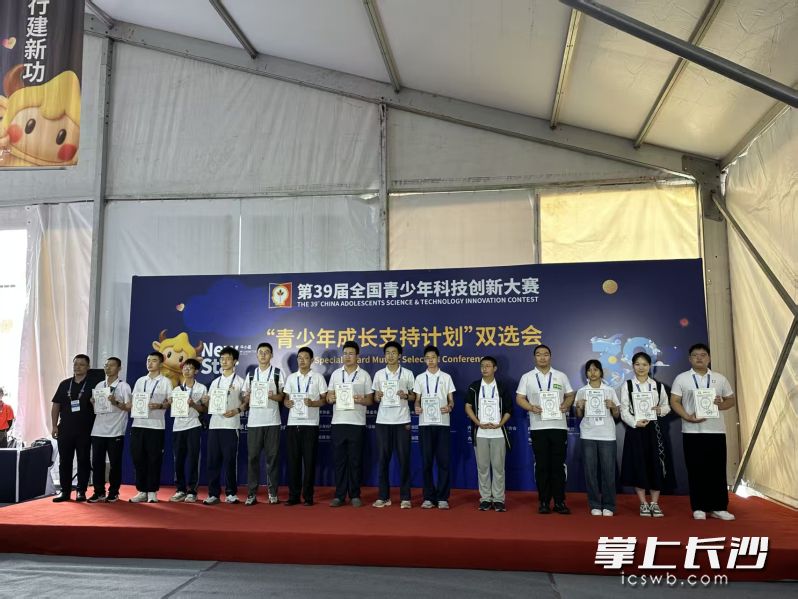 凭借为农民养殖户解决喂养辛劳的“新一代远程控制家禽喂食器”科创项目，段意斩获三项大奖，实现湖南省在该赛事三项大奖零的突破。 均为长沙晚报通讯员罗敏摄