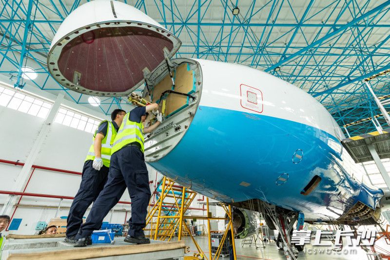 8月22日，黄花国际机场，中国南方航空启动湖南首次飞机拆解业务，在两湖地区正式进军飞机拆解领域，拆解对象是一架服役期满退役的空客A319飞机。均为长沙晚报全媒体记者 董阳 摄
