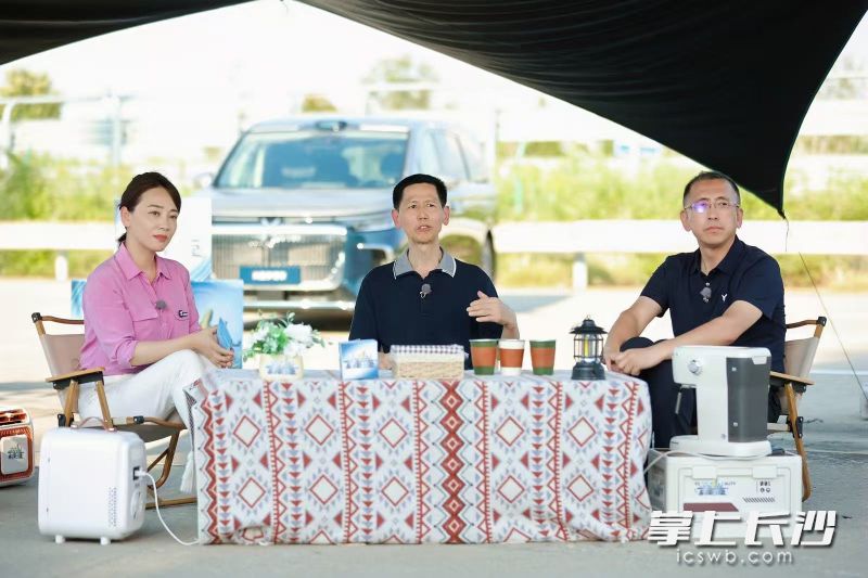岚图汽车携手央视新闻《顶级实验室》节目，发布岚海智混技术。 均为活动举办方供图