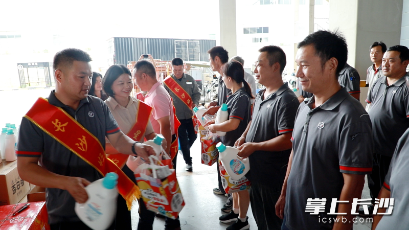 关爱送给快递哥。均为受访方供图