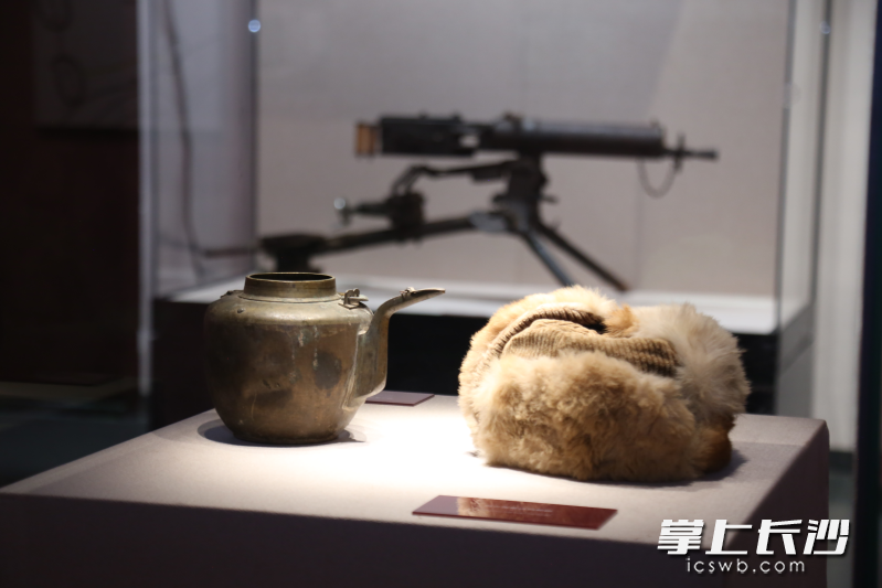 专题展览向游客观众展示了文物和实物展品100余件，其中有刘少奇戴过的棉帽和用过的铜壶。