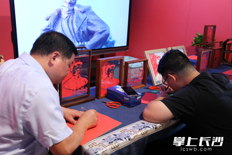 为丰富活动形式，展览配套开展了“烽火留痕 丹青剪韵”文化活动。