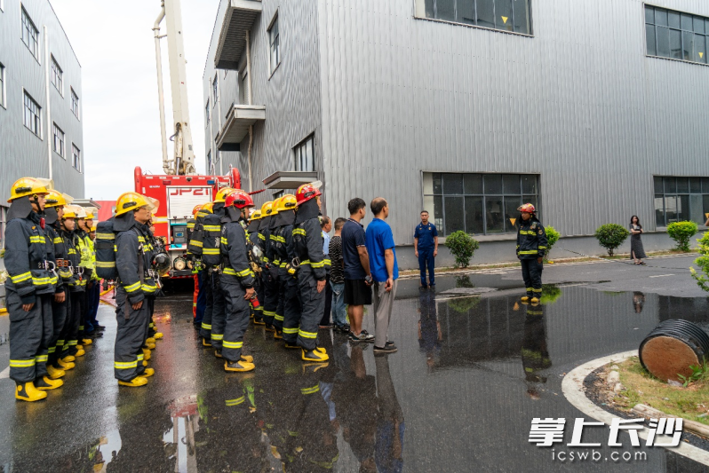 集结待命即将开展演练。 均为长沙晚报通讯员 张佳欣 摄