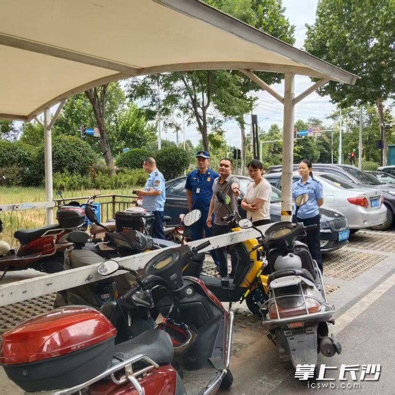 宁乡对电动自行车开展突击检查。 长沙晚报通讯员 熊方圆 摄