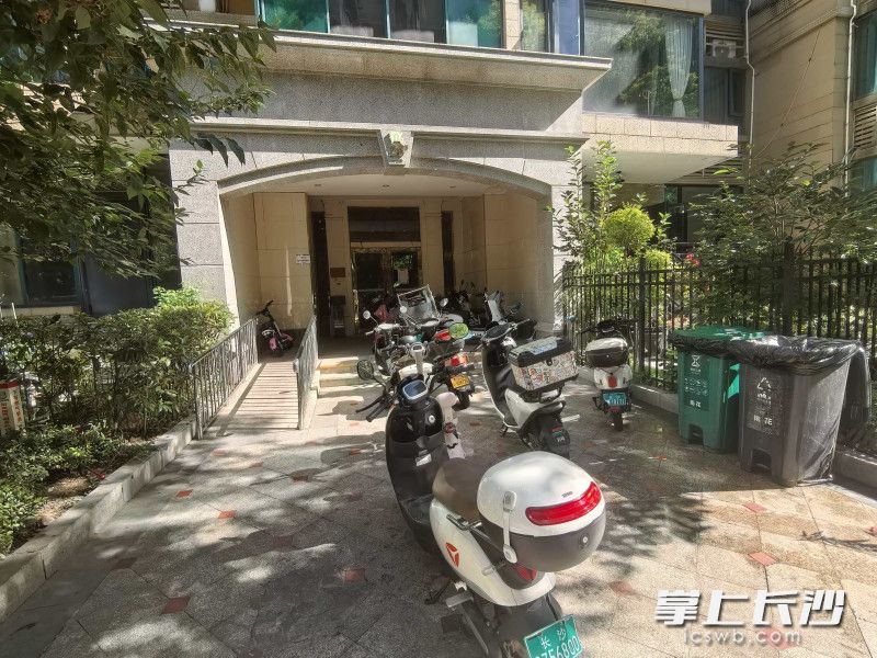 业主违规停放电动自行车。 长沙晚报通讯员 杨慧 摄