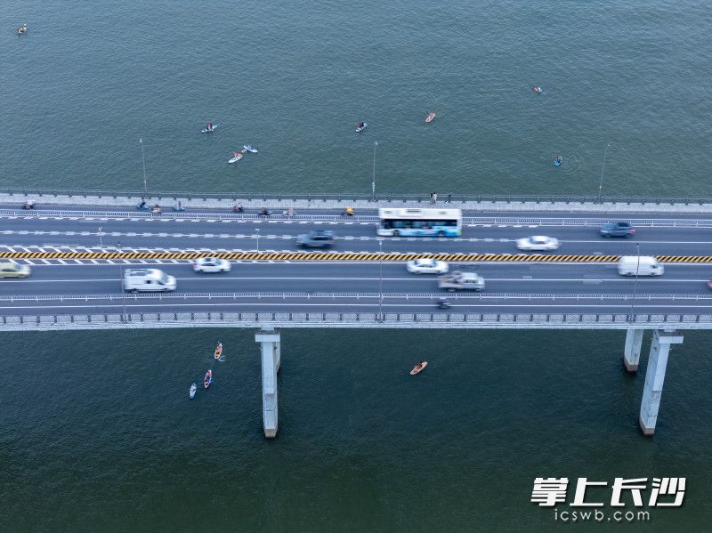 傍晚，在湘江玩桨板的市民逐渐增多。
