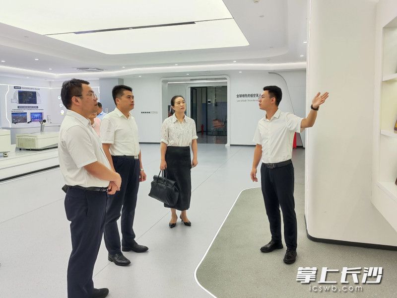 雨花区招商小分队奔赴广州、深圳，开展了为期三天的招商考察，精准对接了南网能源、中科云图、招商蛇口等一批行业龙头企业。 通讯员 关迅 摄