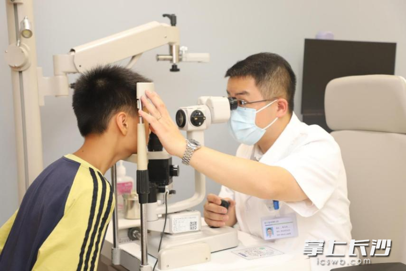 医生正在为孩子检查视力。