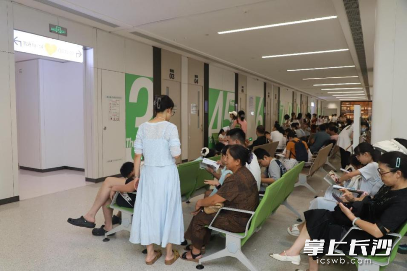 临近开学，在长沙爱尔儿童眼科中心，许多家长带着孩子来检查视力。均为通讯员供图