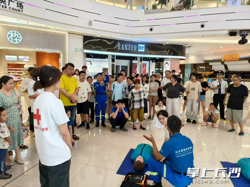 心肺复苏教学。均为采访方供图