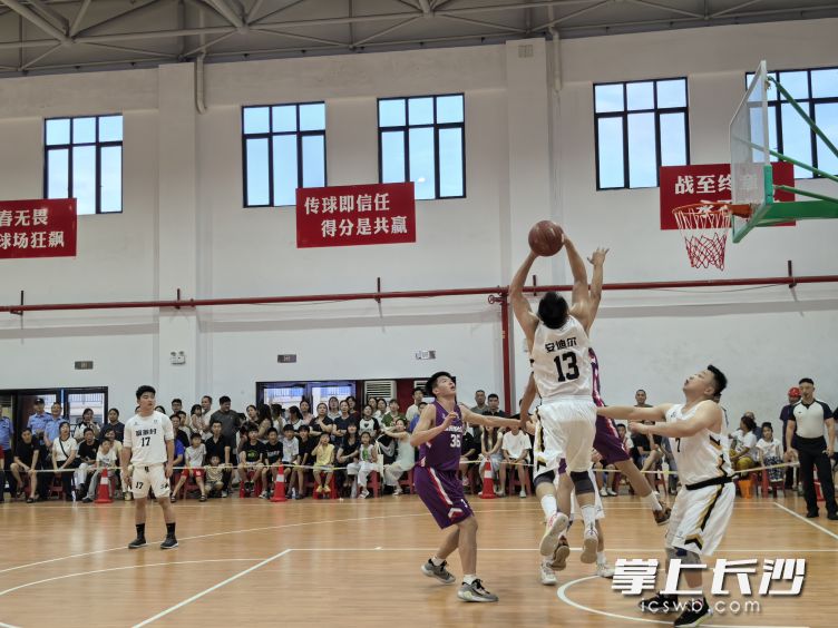 虽然都是业余球员开打村BA，但现场精彩程度超乎想象。