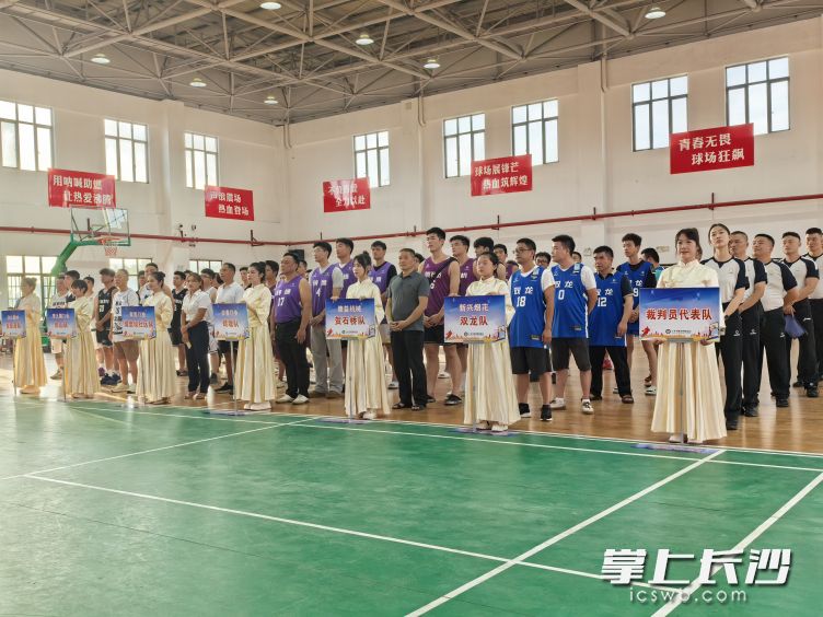 “幸福煤城・商会杯”篮球赛组织了7支球队参赛。均为长沙晚报全媒体记者 张禹 摄