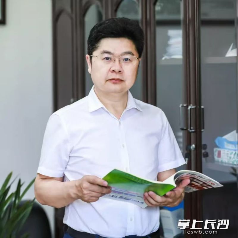 在周南中学党委副书记、校长陈新春看来，教育的使命是要让每一个生命绽放精彩。