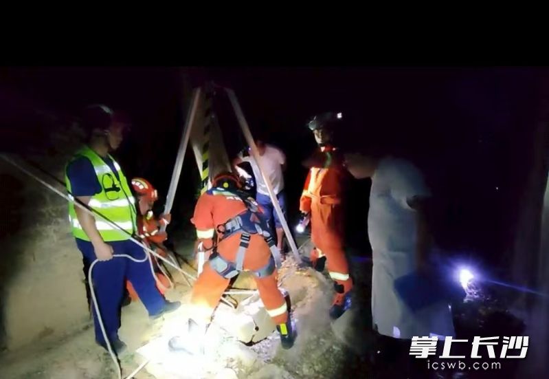 消防员正在进行救援。 长沙晚报通讯员 王磊 摄