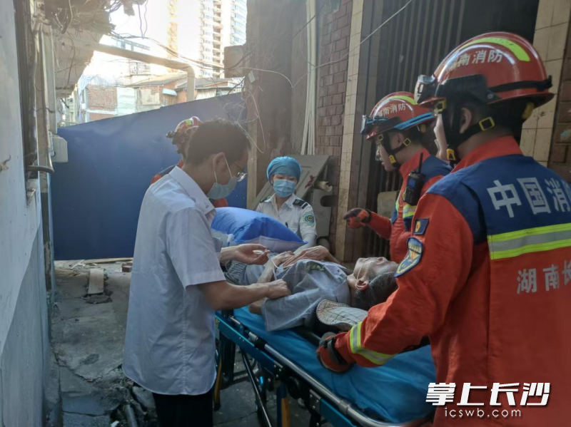 消防员协助转送老人送医。 长沙晚报通讯员 谢梦嘉 摄
