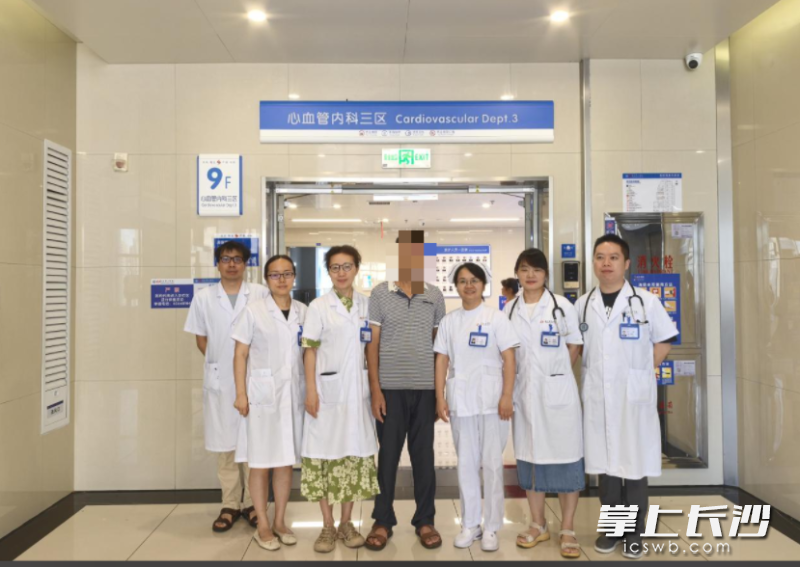 重度心衰患者经过手术、康复治疗后病情得到显著改善，出院前他与医护人员合影留念。通讯员供图