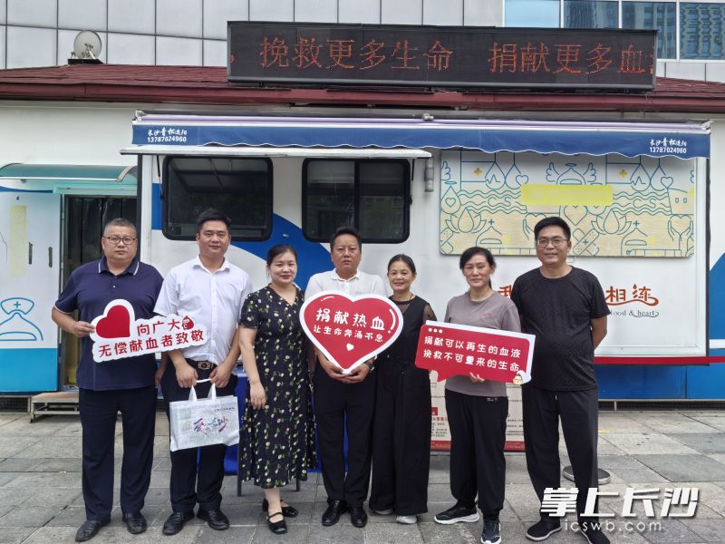 家住芙蓉区荷花园街道长房·东郡小区的黄爷爷在家中意外摔倒，长房物业人员紧急将其送往医院，并发动物业人员为其献血。 均为长沙晚报全媒体记者陈焕明、通讯员邹晓容摄