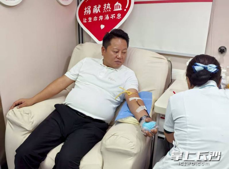长房·东云台项目经理陈金海正在献血。