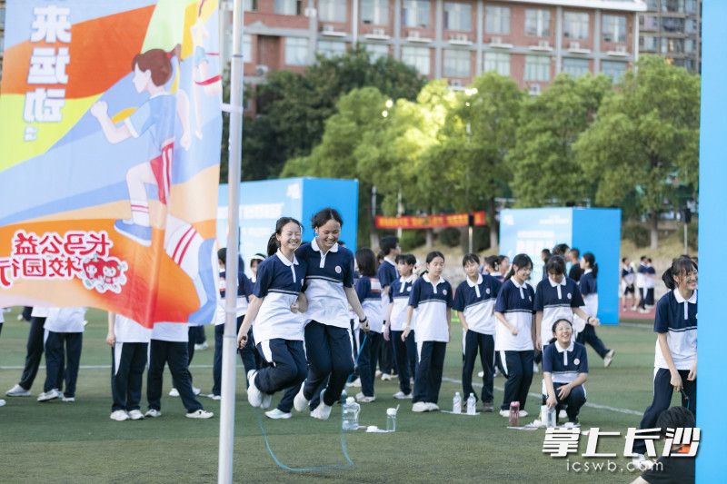 趣味活动让大家体会到运动带来的乐趣。
