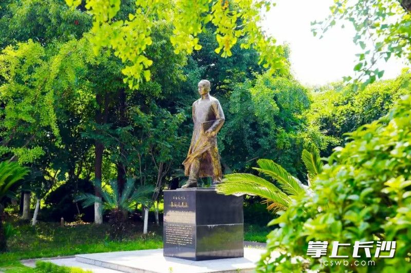 周南中学创始人、著名革命教育家朱剑凡先生雕像。