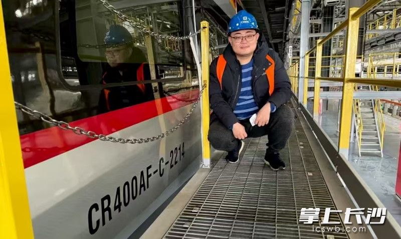 王田天在郑州车辆段做CR450列车实车实验。