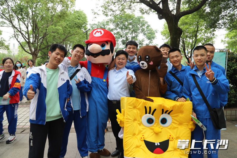 陈新春（中）与周南学子们参与校园活动。