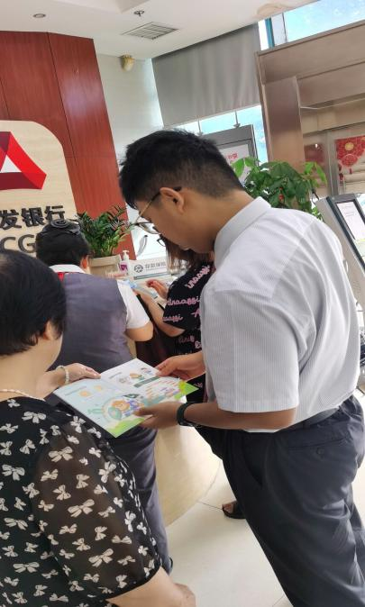 工作人员化身“反诈宣传员”，在为客户办理业务时结合案例主动提示风险。均为通讯员供图