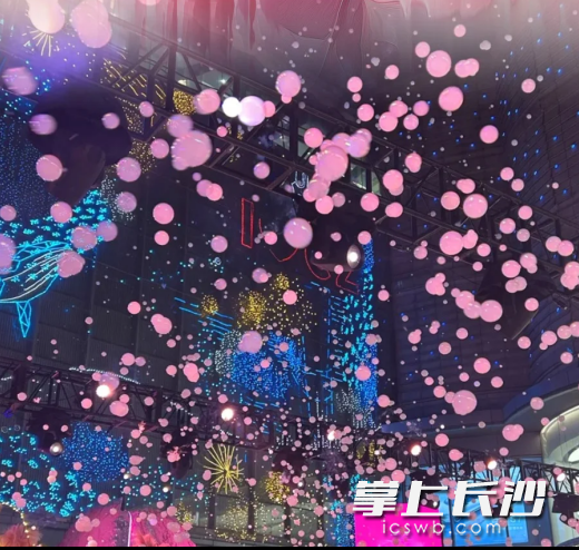 现场安排梦幻烟雾与泡泡雨营造氛围。